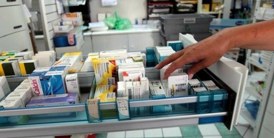 Φάρμακα – Τιμές: Βαθιά το χέρι στην τσέπη έβαλαν και το 2023 οι πολίτες