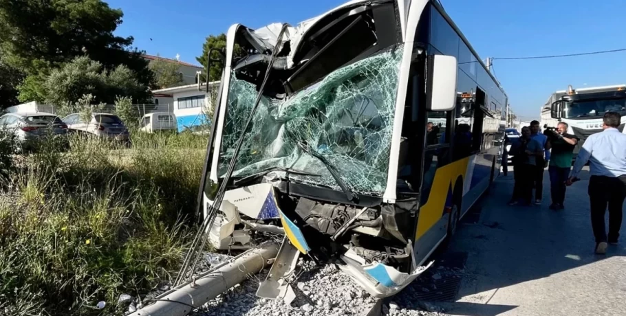 Λεωφορείο του ΟΑΣΑ έπεσε σε κολώνα στα Λιόσια - Πέντε τραυματίες