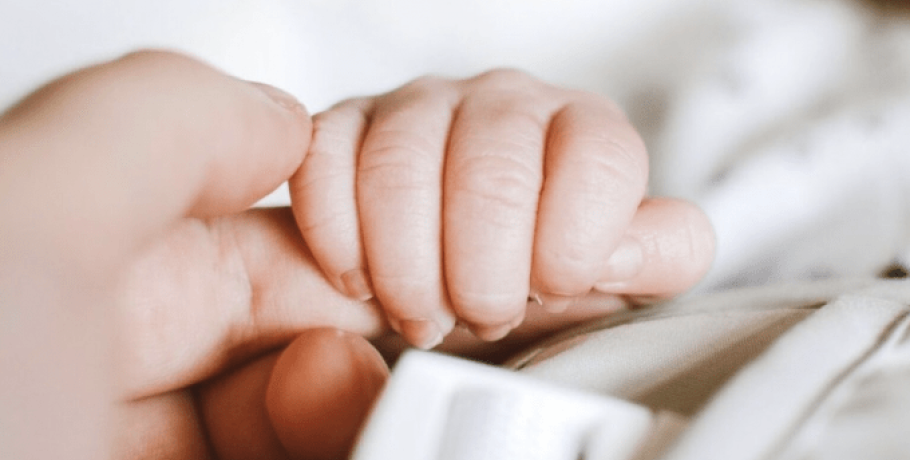 Θρίλερ στην Κω: Νεκρό μωρό ενός έτους – Υπό κράτηση οι γονείς
