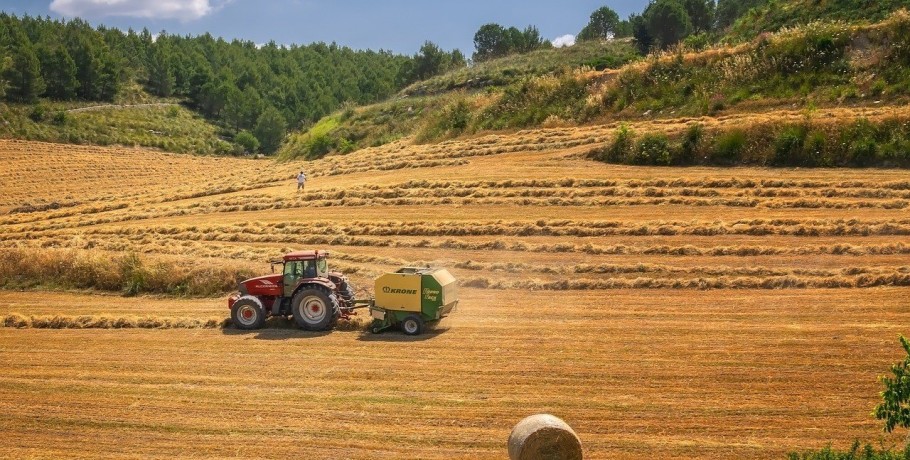 Η κυβέρνηση ικανοποιεί τα αιτήματα που είχαν θέσει οι αγρότες – Αύριο ο Λευτέρης Αυγενάκης ενημερώνει τη Βουλή για τις αλλαγές στην ΚΑΠ