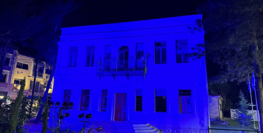 Ο Δήμος Πέλλας φώτισε «μπλε» το Πολύκεντρο Γιαννιτσών για την Παγκόσμια Ημέρα Ευχής!