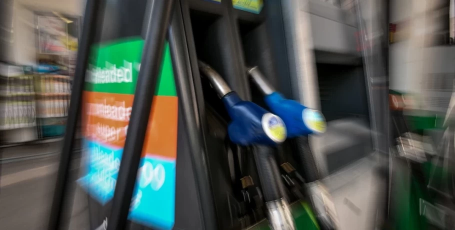 «Τσουχτερές» οι τιμές της αμόλυβδης βενζίνης