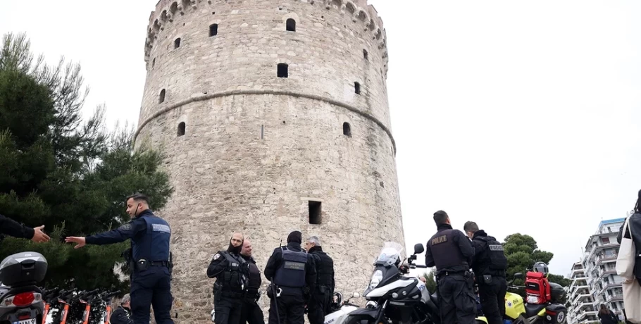 Τραγωδία στη Θεσσαλονίκη- Περίμενε να φύγει ο κόσμος από το μπαλκόνι του Λευκού Πύργου, πήρε φόρα και πήδηξε στο κενό