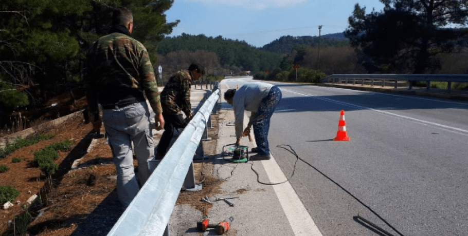 Εργασίες τοποθέτησης στηθαίων ασφαλείας στην Εθνική Οδό 2 Θεσσαλονίκης-Έδεσσας από την ΠΚΜ
