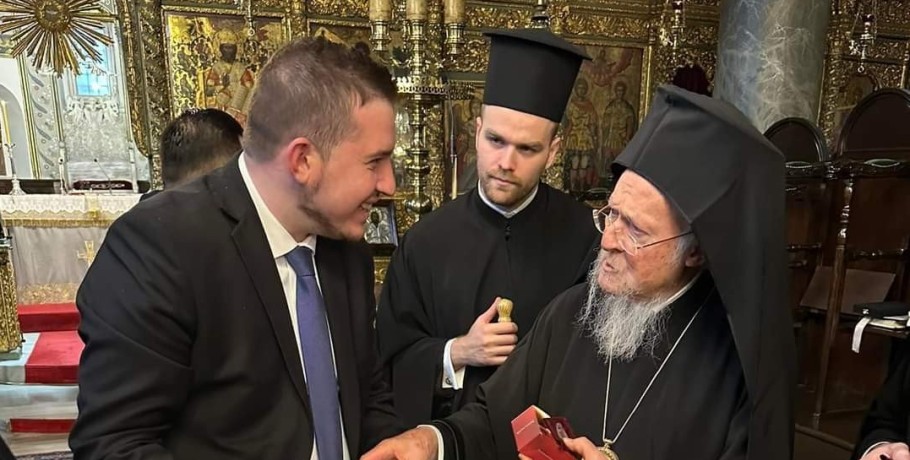 Θερμή Συνάντηση του Βαγγέλη Θωμά με τον Οικουμενικό Πατριάρχη