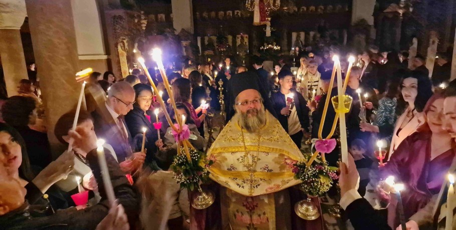 Λαμπρή Ανάσταση στη Σκύδρα - πλήθος κόσμου αναφώνησε "Χριστός Ανέστη"