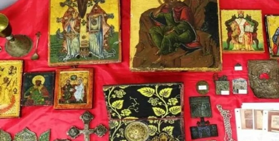 Συνελήφθησαν τρεις αρχαιοκάπηλοι με εικόνες Αγίων, ιερά αντικείμενα και αρχαία νομίσματα