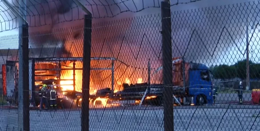 Θεσσαλονίκη: Μεγάλη φωτιά στο λιμάνι -Κάηκαν φορτηγά, ισχυρές δυνάμεις της Πυροσβεστικής στην κατάσβεση