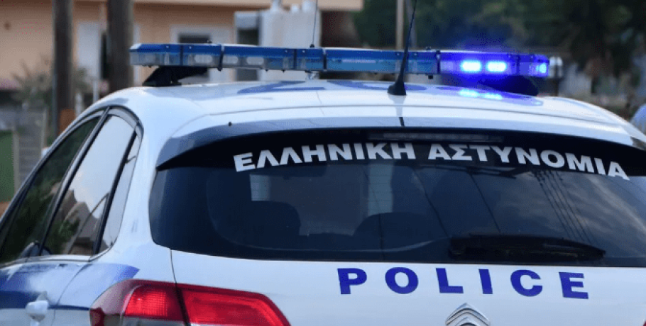 Ξυλοκόπησε τη σύζυγο και τις δύο κόρες του