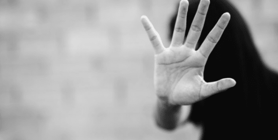 Σπάρτη: Μαθήτρια γυμνάσιου και η αδελφή της ξυλοκόπησαν 15χρονη και της έβγαλαν τη μπλούζα
