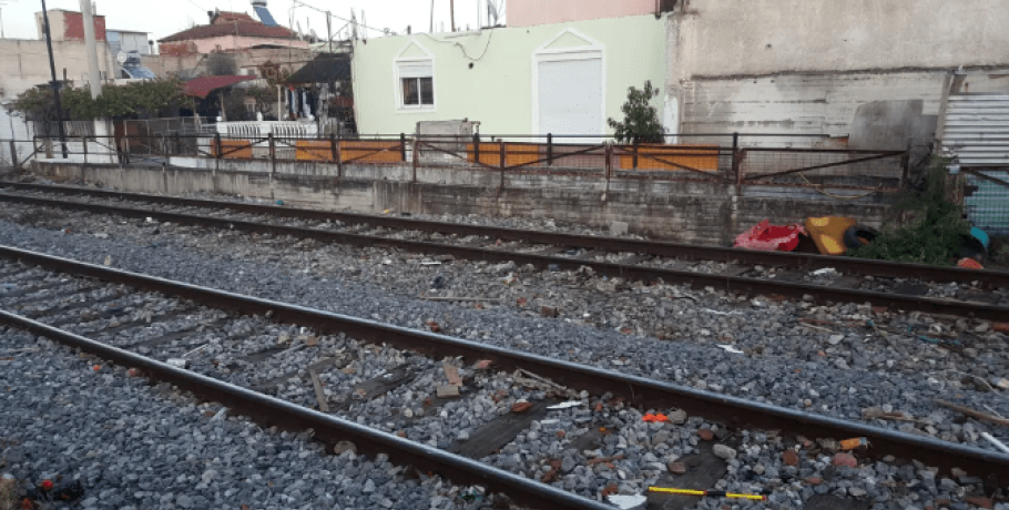 Μηχανές τρένων συγκρούστηκαν στο σταθμό Λάρισας