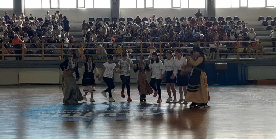 Με επιτυχία το 2ο Φεστιβάλ Παραδοσιακών Χορών των Δημοτικών Σχολείων Κρ. Βρύσης