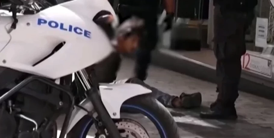 «Έπαθε κρίση πανικού και στη συνέχεια λιποθύμησε» – Πώς έγινε η επίθεση στη νεαρή κοπέλα στην Ερμού