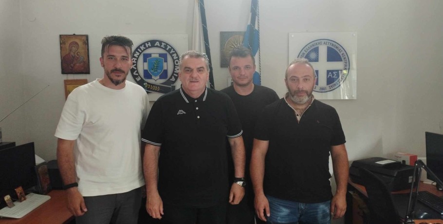 Νίκος Πετρουλάκης: “Ο Θεός είναι σίγουρα Έλληνας και ...Αστυνομικός”