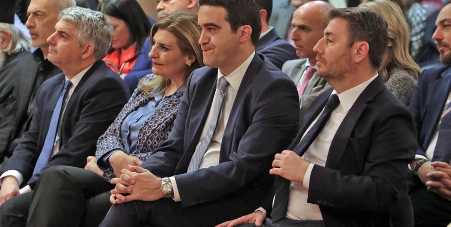 Σε θέσεις μάχης στο ΠΑΣΟΚ: Αμφισβητίες και προεδρικοί ανταλλάσσουν πυρά και περιμένουν τις αποφάσεις Χάρη Δούκα