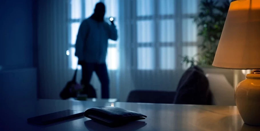 Εφιαλτικές στιγμές για ζευγάρι στον Ωρωπό – Πέντε ένοπλοι κουκουλοφόροι μπήκαν στο σπίτι, τους έδεσαν και τους λήστεψαν