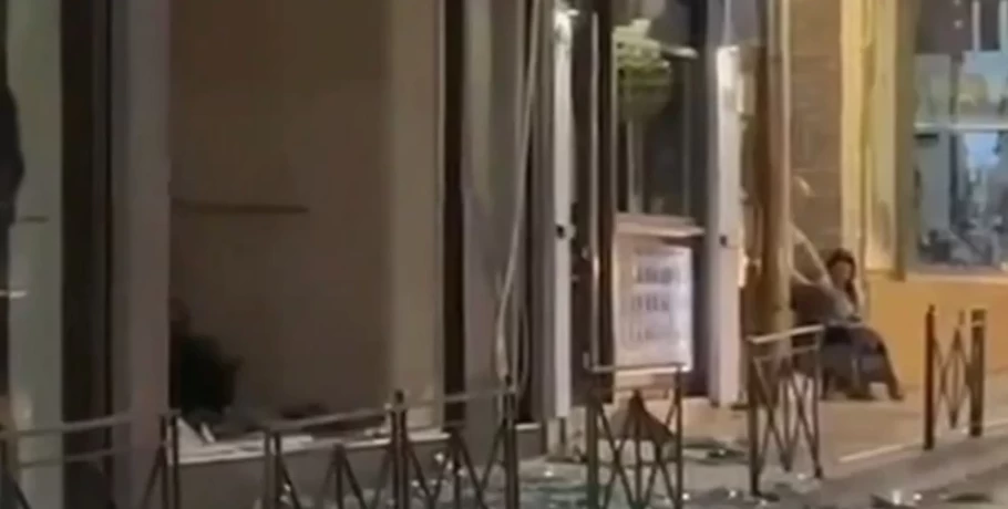 Έκρηξη τα ξημερώματα στο Ίλιον – Άνοιξε κρατήρας 15 έως 20 εκατοστών μπροστά από το ενεχυροδανειστήριο