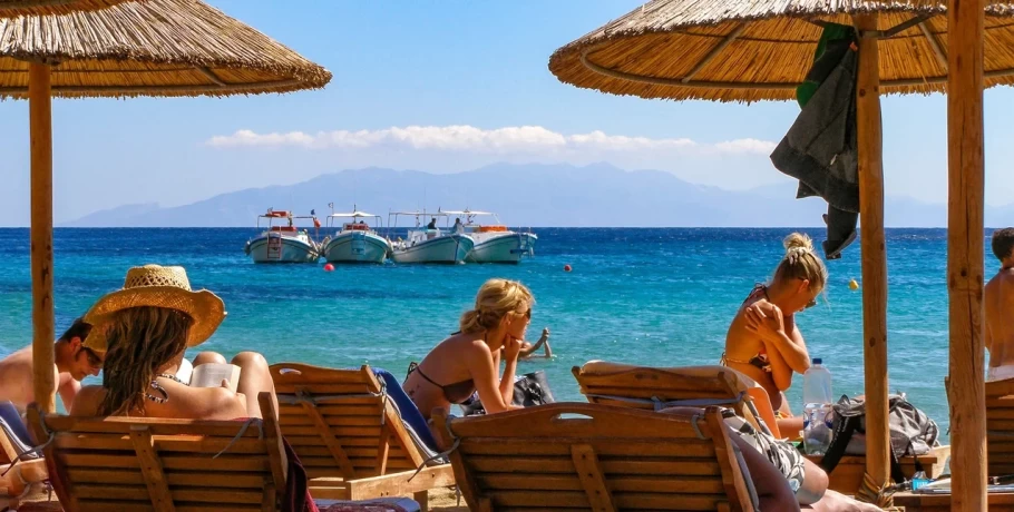 Ελληνικός τουρισμός: Ρεκόρ αφίξεων αλλά μείωση στα έσοδα