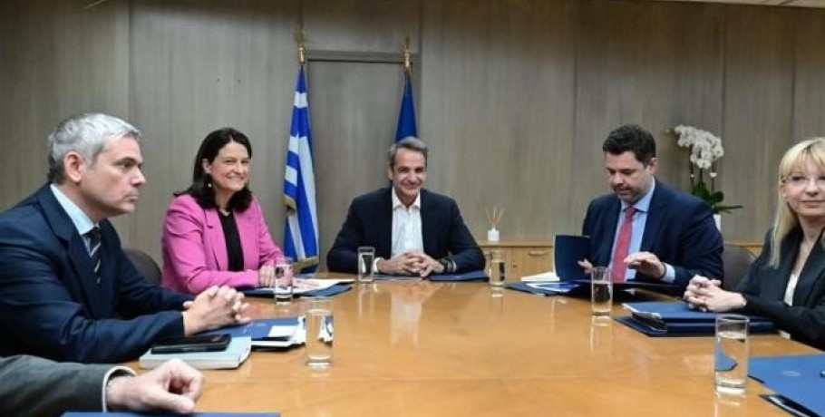 Επίσκεψη Μητσοτάκη στο υπουργείο Εργασίας: «Στόχος η εφαρμογή της Ψηφιακής Κάρτας Εργασίας παντού»
